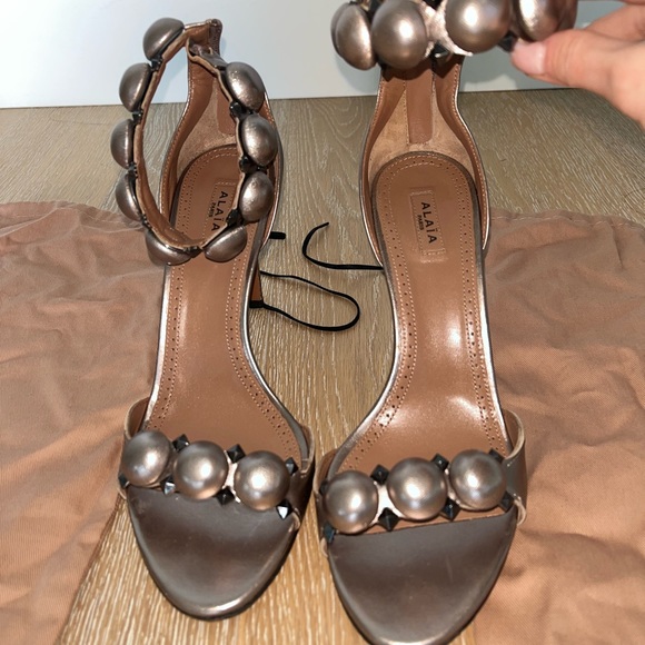 ALAIA bombs metallic leather heels - Picture 4 of 8